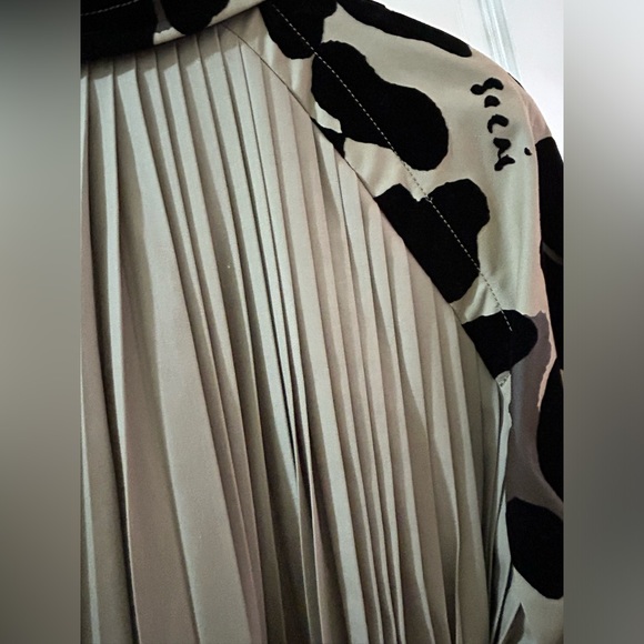 Trench coat by Sacai - Picture 9 of 16